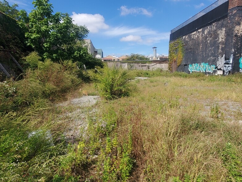 335 Moffat St, Brooklyn, NY to rent - Building Photo - Image 3 of 17