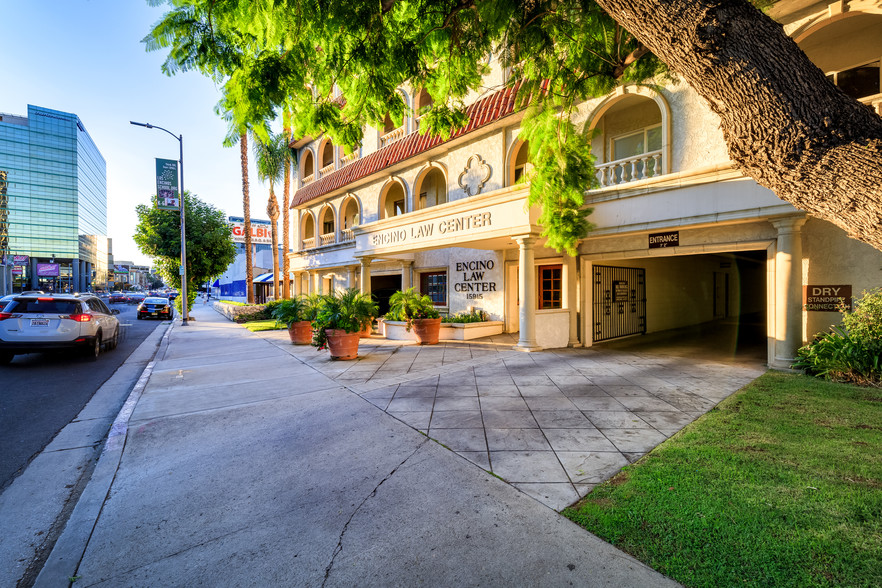 15915 Ventura Blvd, Encino, CA for sale - Primary Photo - Image 1 of 11