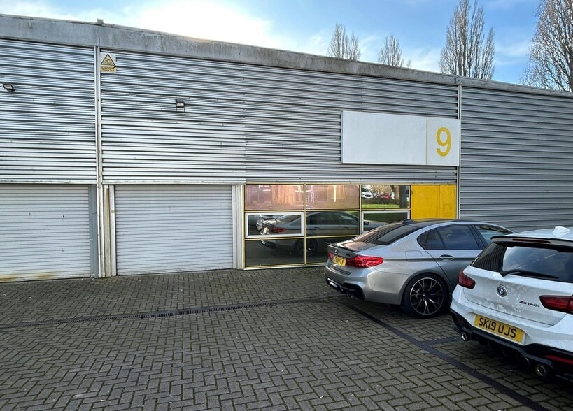 1-17 Kembrey Park, Swindon to rent - Building Photo - Image 3 of 10