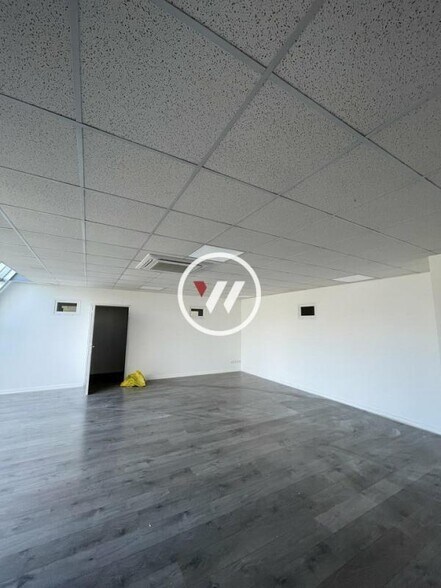 Office in Aubagne to rent - Interior Photo - Image 2 of 19