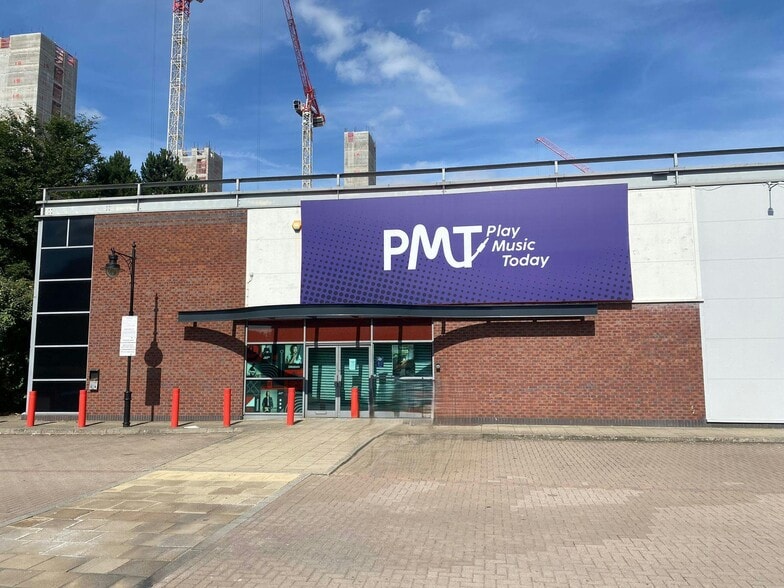 9 Kirkstall Rd, Leeds to rent - Building Photo - Image 2 of 4