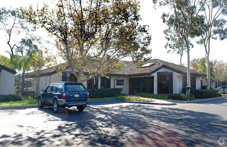 3151 Airway Ave, Costa Mesa, CA for rent - Primary Photo - Image 1 of 4