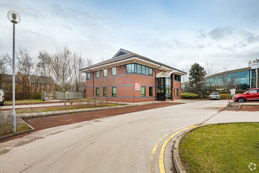 Monks Way, Runcorn to rent - Building Photo - Image 2 of 5