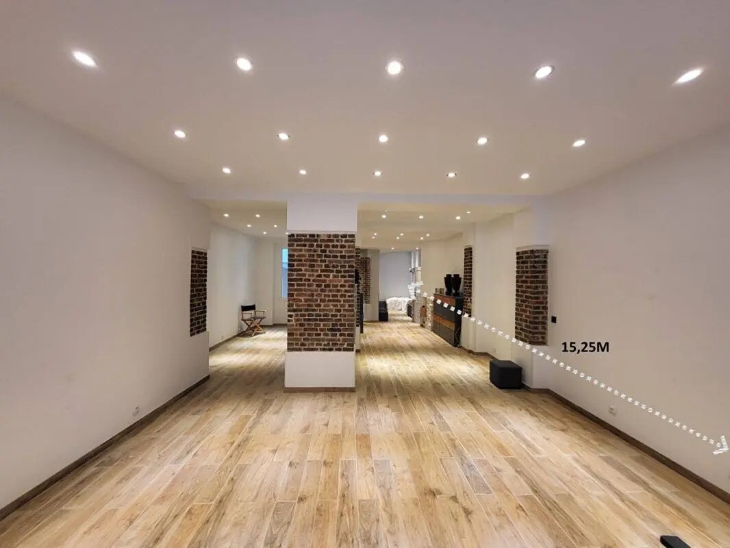 Retail in Paris for sale Interior Photo- Image 1 of 11