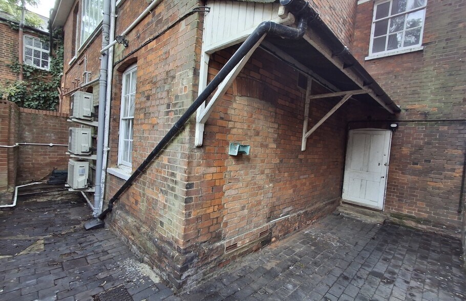 28 St. Peters St, Bedford to rent - Building Photo - Image 2 of 2