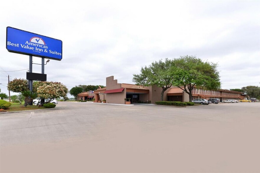 3901 Houston Hwy, Victoria, TX for sale - Primary Photo - Image 1 of 3