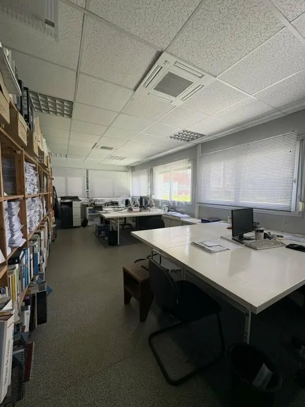 Location Bureaux 74 m² - Photo 1