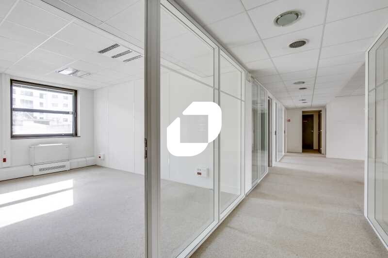 Office in Rueil-Malmaison to rent - Interior Photo - Image 2 of 3