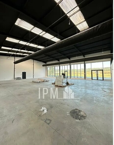 Light Industrial in Lançon-Provence for sale - Interior Photo - Image 3 of 3