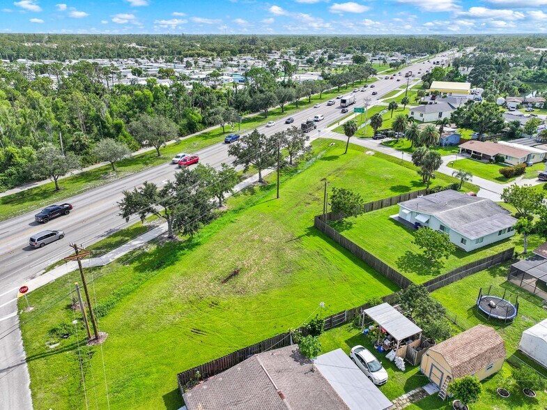 1407 Lincoln Ave, North Fort Myers, FL for sale - Building Photo - Image 1 of 14