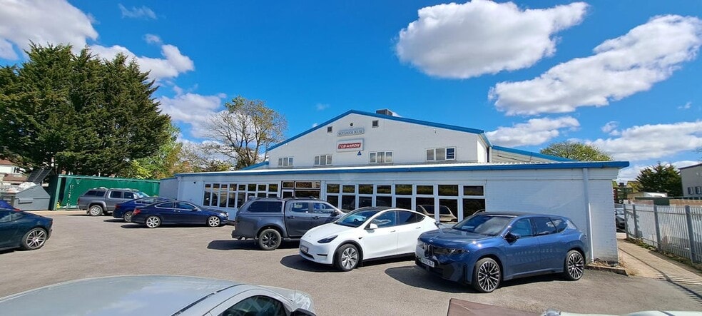 Watchmoor Rd, Camberley to rent - Building Photo - Image 1 of 2