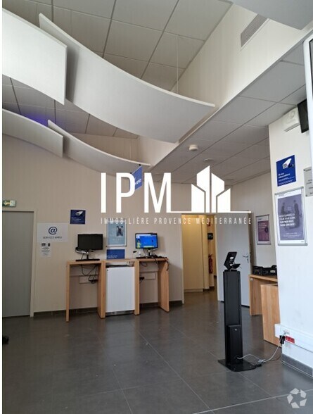 Retail in La Ciotat to rent - Interior Photo - Image 2 of 4