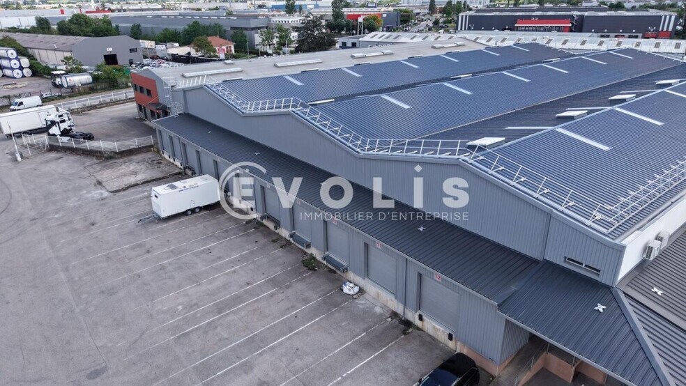 8 Avenue De L'Industrie, Corbas to rent - Building Photo - Image 3 of 10