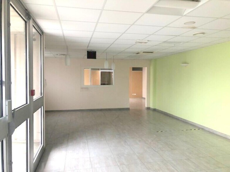 Office in Les Clayes-sous-Bois to rent - Building Photo - Image 2 of 10