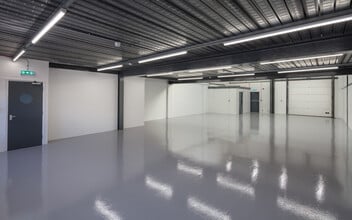 891-895 Plymouth Rd, Slough to rent Interior Photo- Image 2 of 3