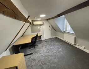 38-40 Bell St, Reigate to rent Interior Photo- Image 2 of 4