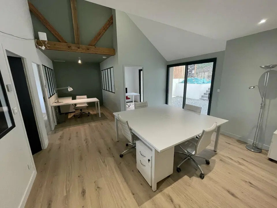 Location Bureaux 86 m² - Photo 1