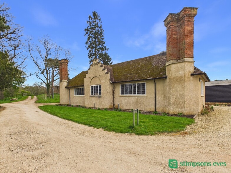 Liscombe Park, Leighton Buzzard to rent - Building Photo - Image 2 of 5