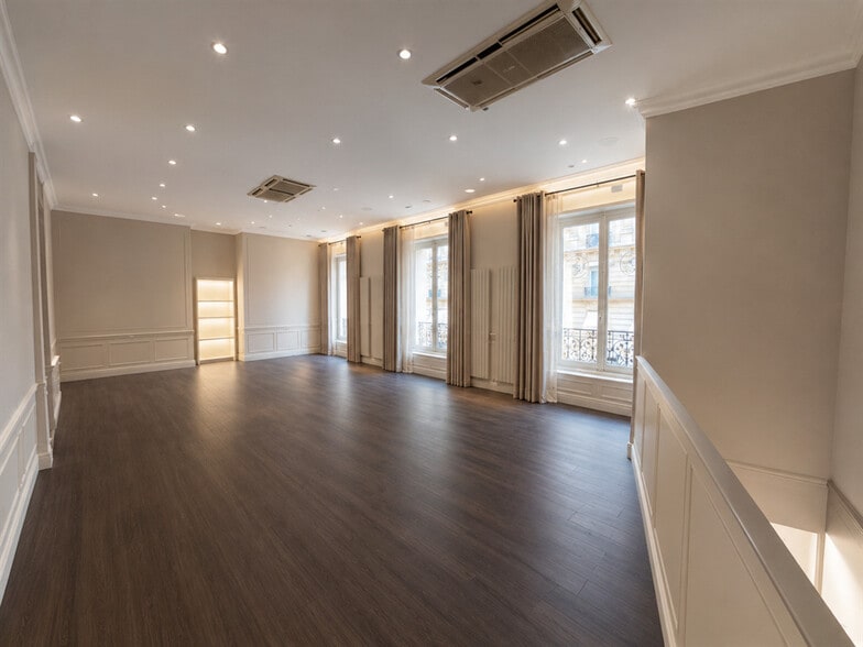 Retail in Paris to rent - Building Photo - Image 2 of 5