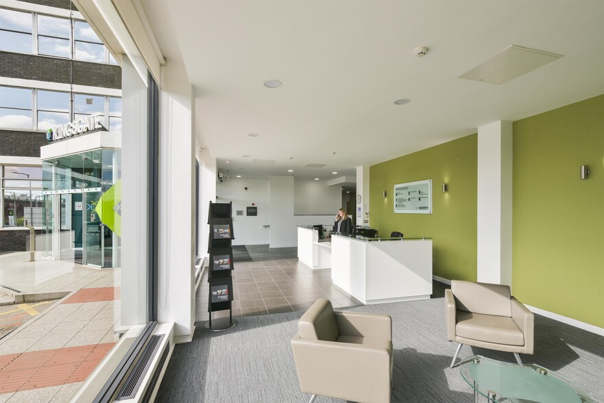 Wellington Rd N, Stockport to rent - Building Photo - Image 3 of 12