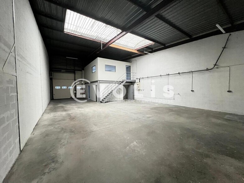 Light Industrial in Lisses to rent - Interior Photo - Image 2 of 7