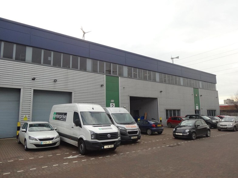 Willow Ln, Mitcham to rent - Building Photo - Image 2 of 3