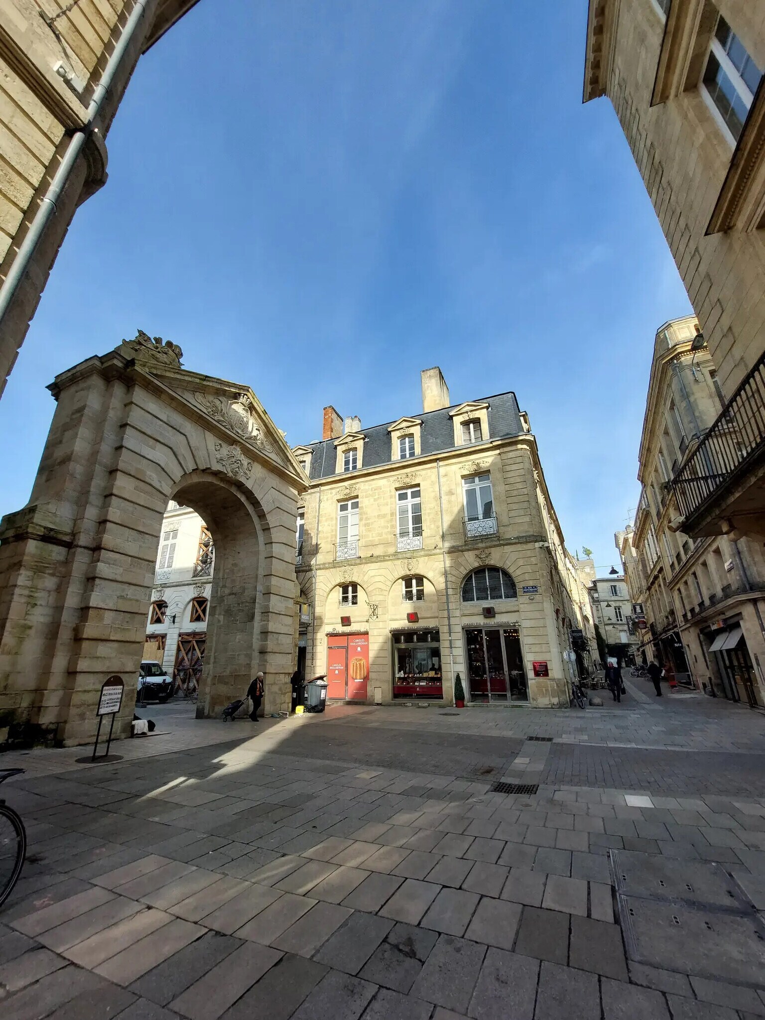 Retail in Bordeaux to rent Building Photo- Image 1 of 3