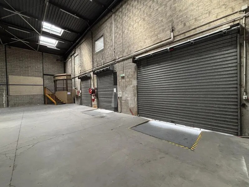 Light Industrial in Morangis to rent Building Photo- Image 1 of 12