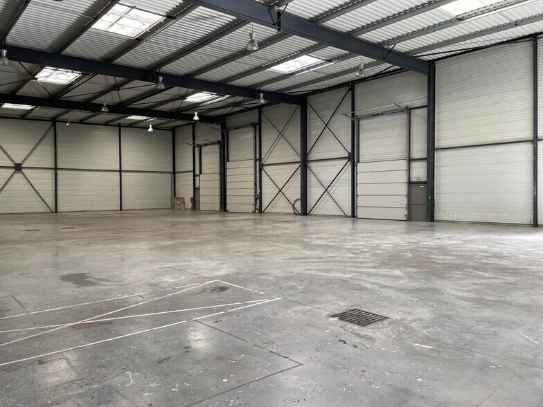 Light Industrial in Saint-Denis to rent - Building Photo - Image 2 of 4