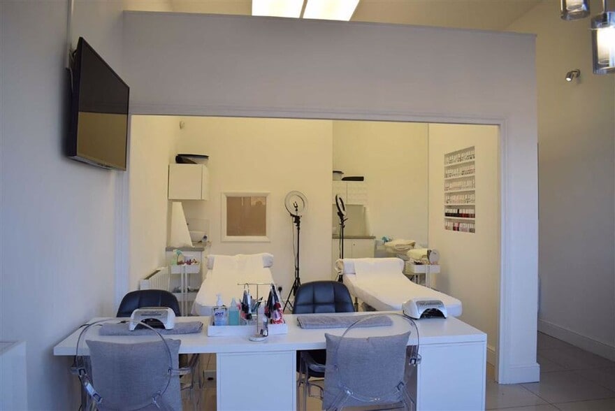 5-5A Forest Rd, Loughton to rent - Building Photo - Image 3 of 11