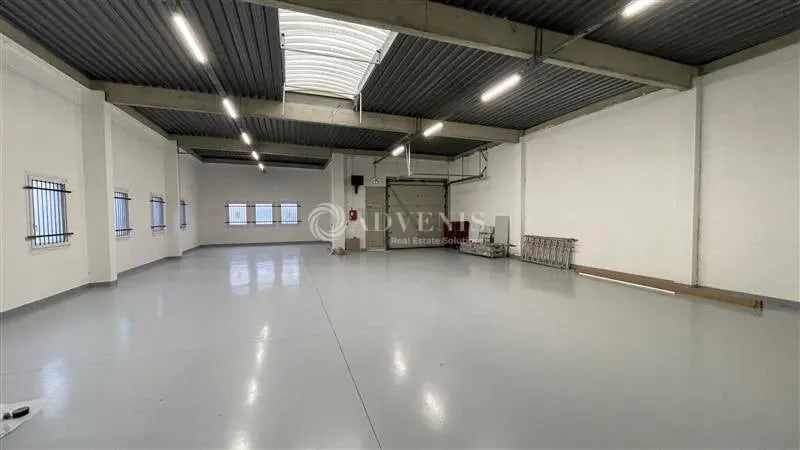 Location Local d'activités 385 m² - Photo 1