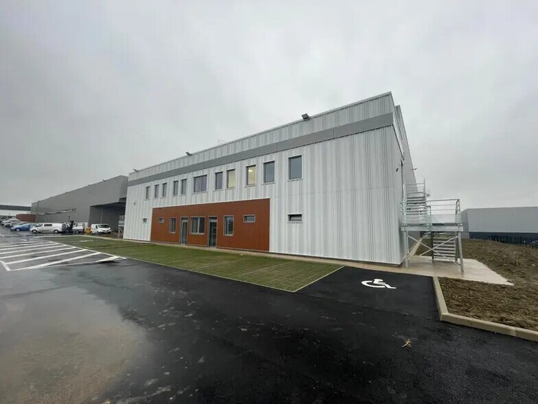 Light Industrial in Frépillon to rent - Building Photo - Image 3 of 14