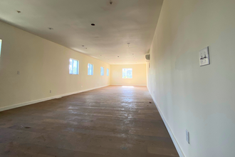 2071 W Washington Blvd, Los Angeles, CA for rent Interior Photo- Image 1 of 5