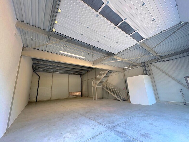 Avenue Des Rosiers, La Ciotat to rent - Interior Photo - Image 3 of 10