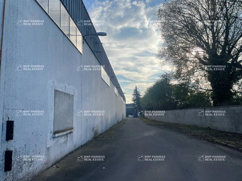 Light Industrial in Vaulx-en-Velin to rent - Building Photo - Image 2 of 13