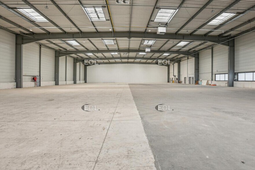 Industrial in Le Mesnil-Amelot to rent - Building Photo - Image 2 of 13