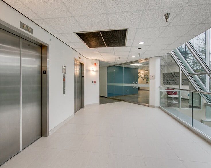 4425 W Airport Fwy, Irving, TX to rent - Lobby - Image 3 of 5