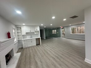 679 Oakridge Farm Hwy, Mooresville, NC to rent Interior Photo- Image 1 of 7