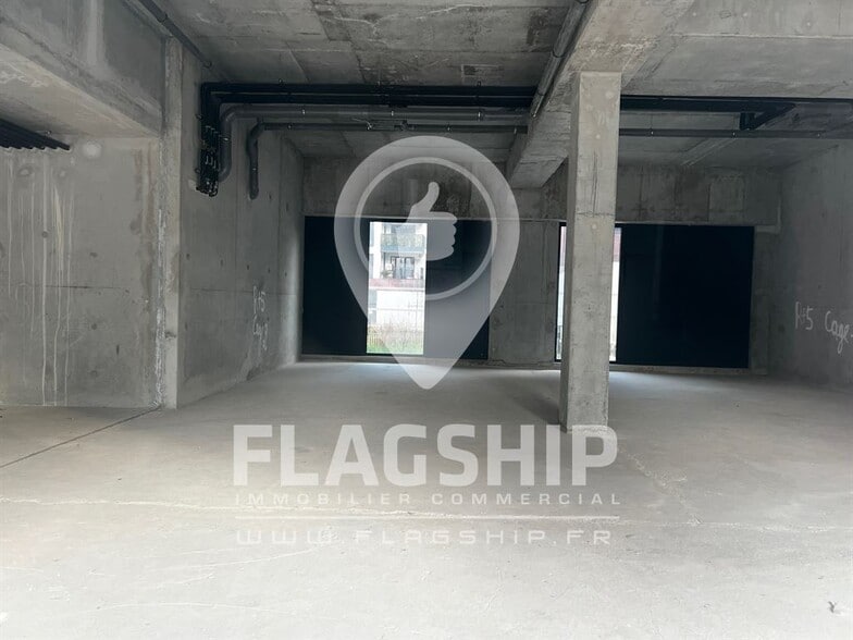 Retail in Romainville to rent - Interior Photo - Image 1 of 2