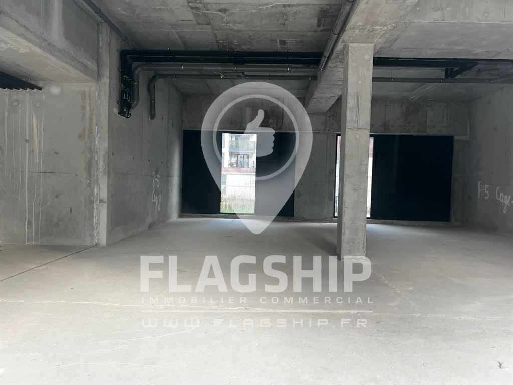 Retail in Romainville to rent Interior Photo- Image 1 of 3