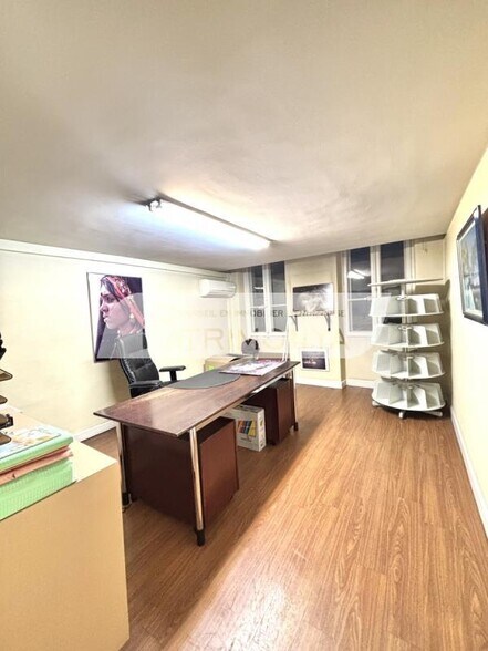 Retail in Marseille for sale - Interior Photo - Image 3 of 5
