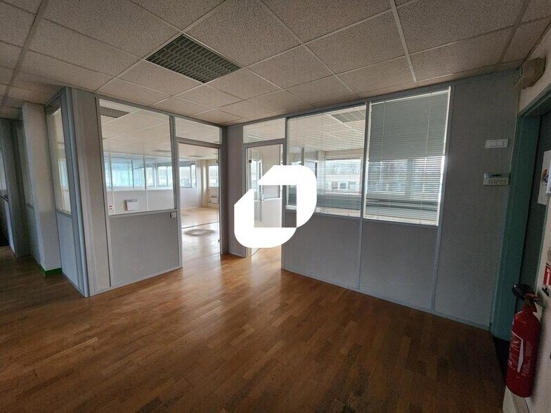 4 Route De Gisy, Bièvres to rent - Interior Photo - Image 3 of 19