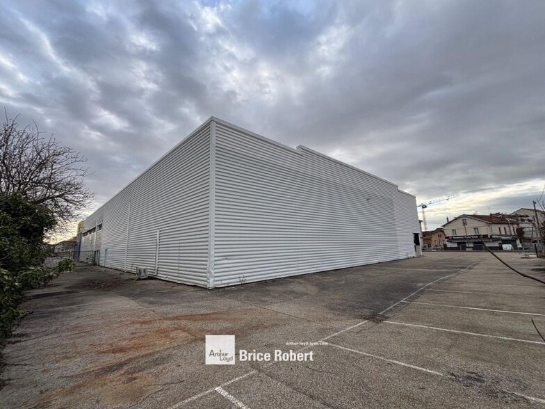 Light Industrial in Vaulx-en-Velin to rent - Building Photo - Image 3 of 8