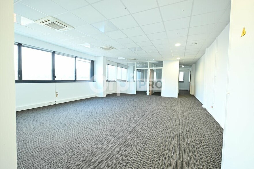 355 Avenue Henri Schneider, Meyzieu to rent - Interior Photo - Image 2 of 29