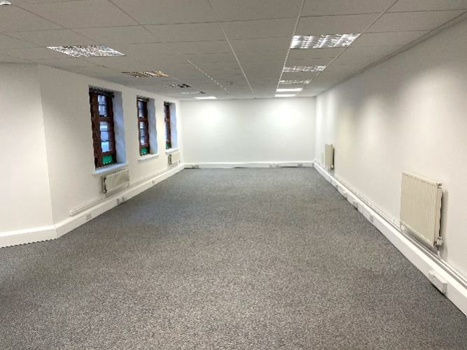 Quadrant Way, Weybridge to rent - Interior Photo - Image 3 of 8