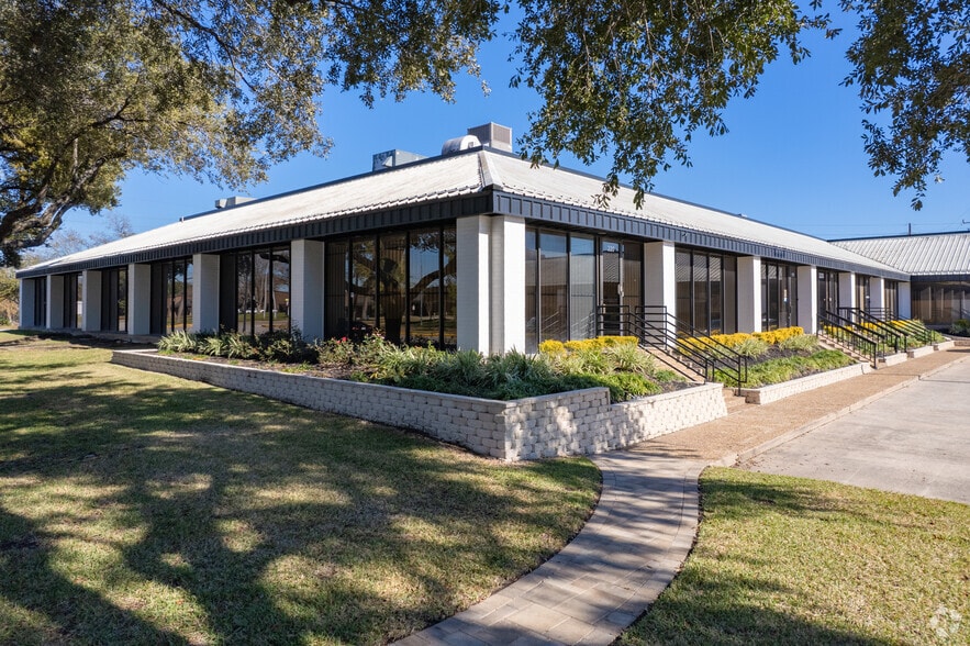 15534 W Hardy Rd, Houston, TX for rent - Building Photo - Image 1 of 34