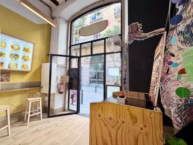 Retail in Barcelona, Barcelona to rent - Interior Photo - Image 1 of 2