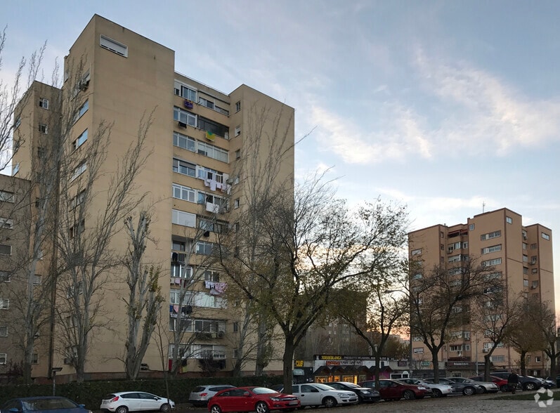 Calle de Uruguay, 35, Coslada, Madrid to rent - Building Photo - Image 2 of 2