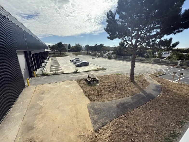 Light Industrial in Goussainville to rent - Building Photo - Image 2 of 8