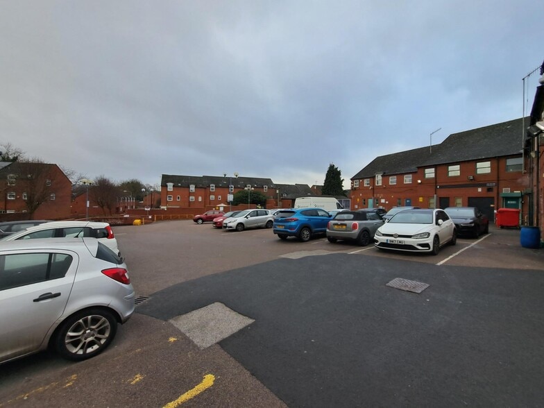 11-21 Unity Walk, Tipton to rent - Building Photo - Image 3 of 11